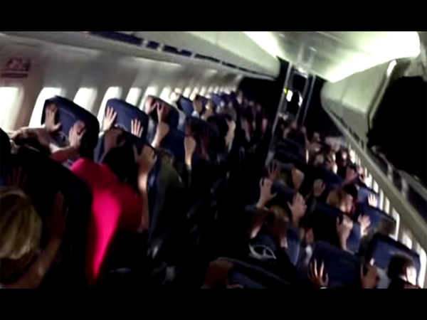 حقيقة ما حدث على متن طائرة الرعب