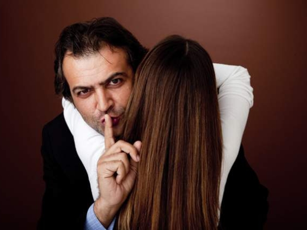 كيف تكشف المرأة خيانة زوجها بسهولة