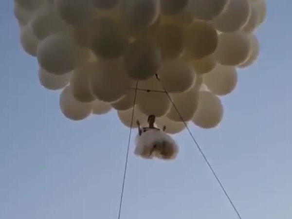 عروس تحلّق فوق رأس المدعوين على طريقة أفلام الكارتون