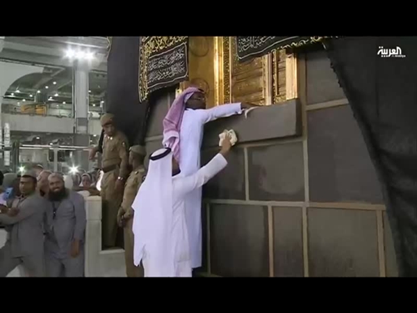 فيديو لتنظيف وتلميع الحرم المكي