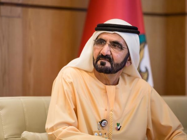 شاهد الشيخ محمد بن راشد يصلي بمعية ابنته