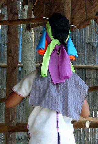 نساء تايلاند يتزيّن بالصولجان لتطول أعناقهن!