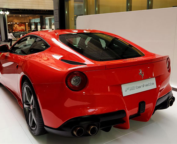 Motor Village يجمع السيارات الفارهة في دبي