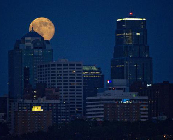 "Supermoon" الظاهرة القمرية الكاملة... بالصور