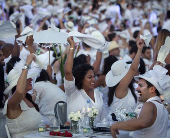 "Diner en Blanc" عشاء في الهواء الطلق في نيويورك باللباس الأبيض