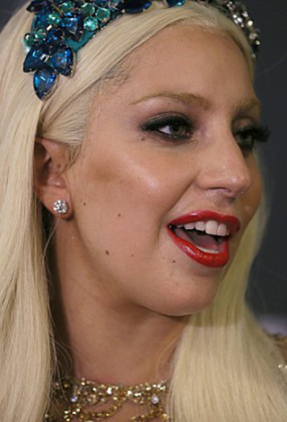 "Lady Gaga"  تصل الى دبي وحفل كبير مساء اليوم