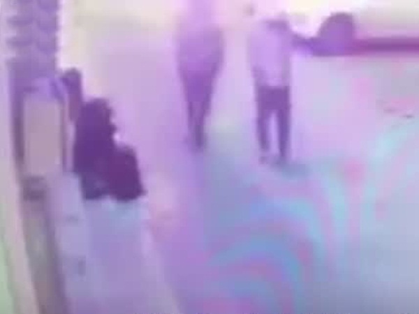 بالفيديو .. سرقة جوال سيدة أمام متجر