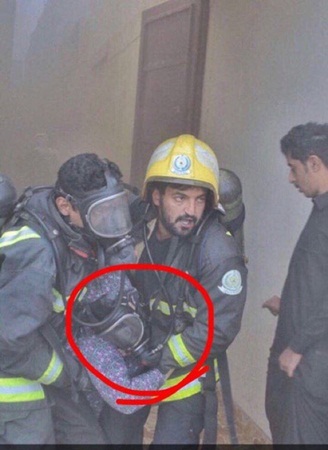 بطل يضحي بنفسه لإنقاذ طفل من الحريق