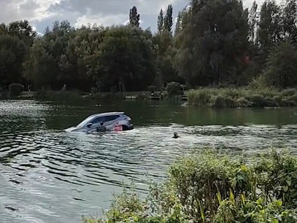 شاهد ثلاثة شجعان ينقذون رجلًا من الغرق داخل سيارته