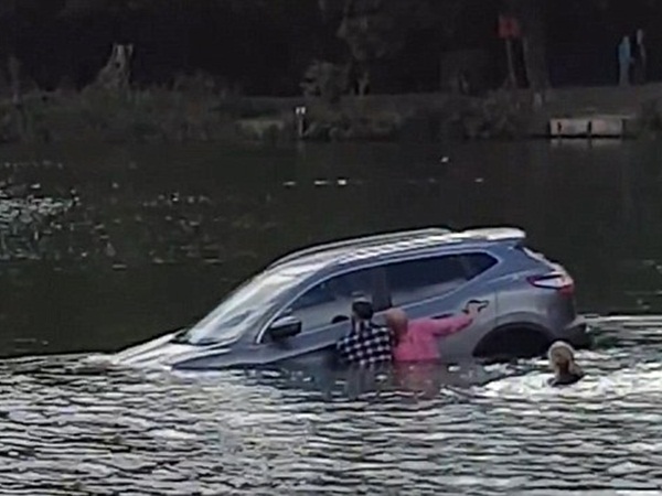 شاهد ثلاثة شجعان ينقذون رجلًا من الغرق داخل سيارته