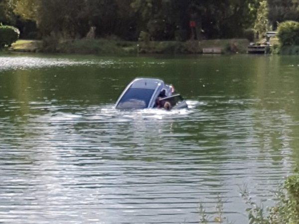 شاهد ثلاثة شجعان ينقذون رجلًا من الغرق داخل سيارته