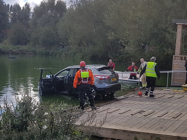 شاهد ثلاثة شجعان ينقذون رجلًا من الغرق داخل سيارته