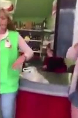 رجل أمن يضرب سيدة والسبب زجاجة شراب .. فيديو