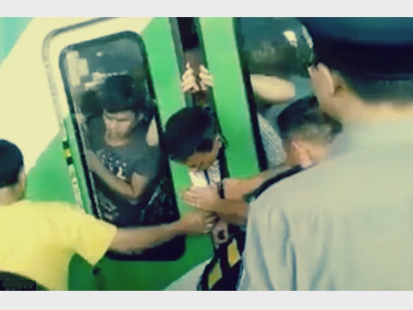 تذكر متأخرًا أن عليه النزول من القطار .. فحشر رأسه في الباب