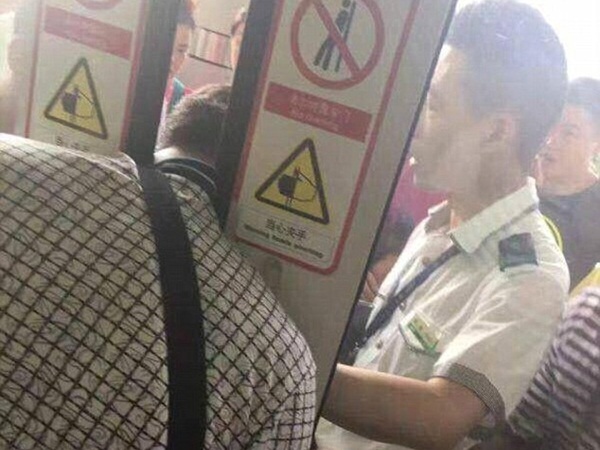 تذكر متأخرًا أن عليه النزول من القطار .. فحشر رأسه في الباب