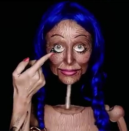 شاهد هذا الإبداع .. سيدة تتحول إلى دمية