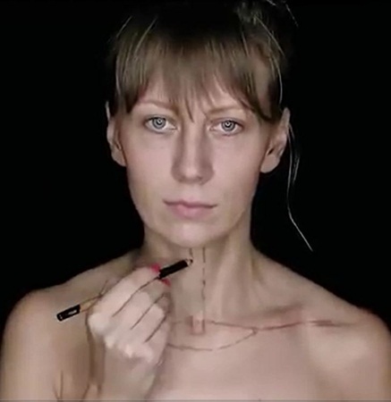 شاهد هذا الإبداع .. سيدة تتحول إلى دمية