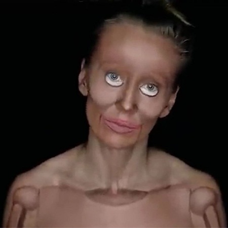 شاهد هذا الإبداع .. سيدة تتحول إلى دمية