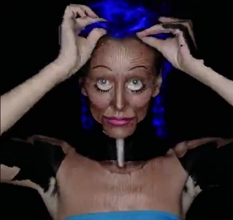 شاهد هذا الإبداع .. سيدة تتحول إلى دمية