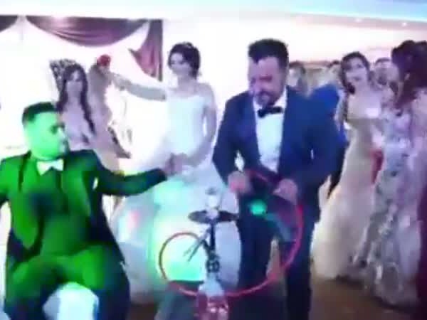 أغرب تقاليع حفلات الزفاف .. يرقص أمامها أثناء شربها للشيشة