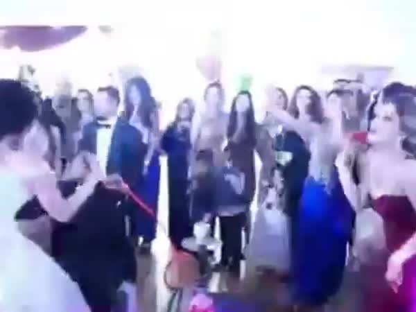 أغرب تقاليع حفلات الزفاف .. يرقص أمامها أثناء شربها للشيشة