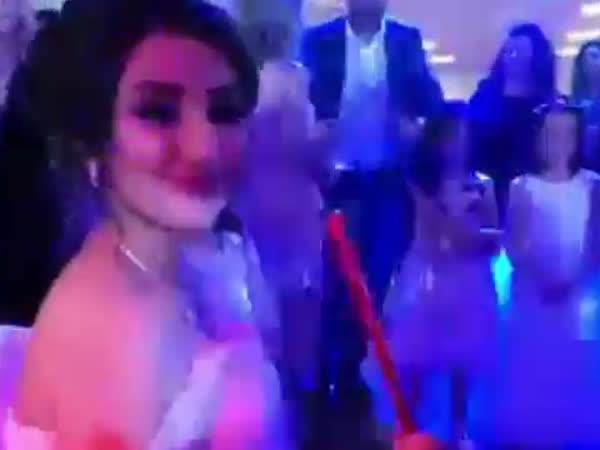 أغرب تقاليع حفلات الزفاف .. يرقص أمامها أثناء شربها للشيشة