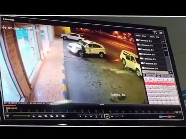 شاهد لحظة الاعتداء على موظف بالجمارك