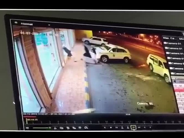 شاهد لحظة الاعتداء على موظف بالجمارك