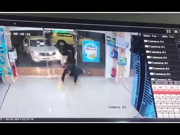شاهد لحظة الاعتداء على موظف بالجمارك