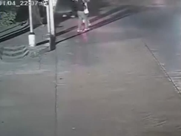 يُطعن ويموت من أجل جهاز آيفون .. فيديو