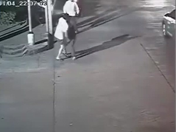 يُطعن ويموت من أجل جهاز آيفون .. فيديو