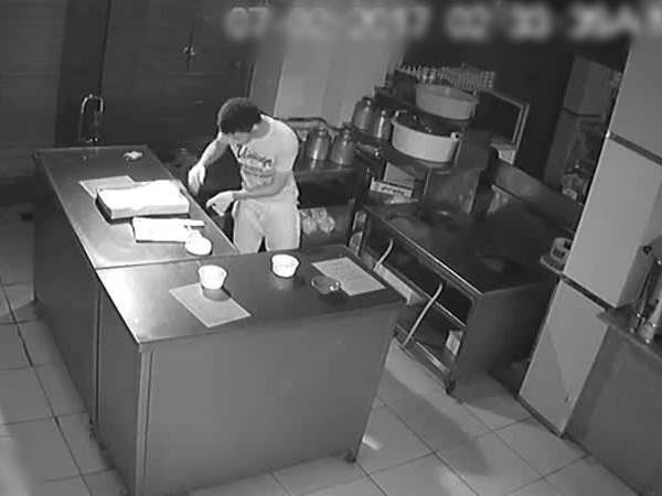 انتبها لوجود كاميرا مراقبة أثناء السرقة .. فكيف تصرفا .. فيديو