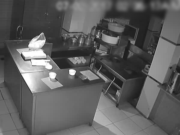انتبها لوجود كاميرا مراقبة أثناء السرقة .. فكيف تصرفا .. فيديو