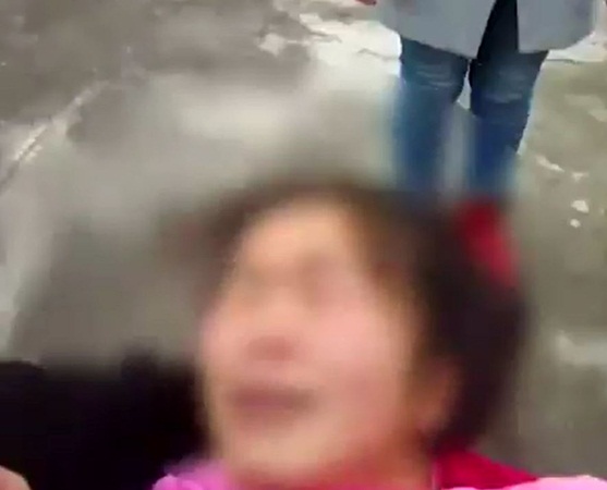 جذب شعر زوجته فأنقذ حياتها