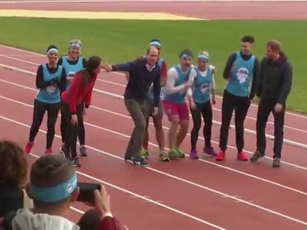 فيديو طريف لمنافسة شريفة بين الأمير ويليام وشقيقه وزوجته
