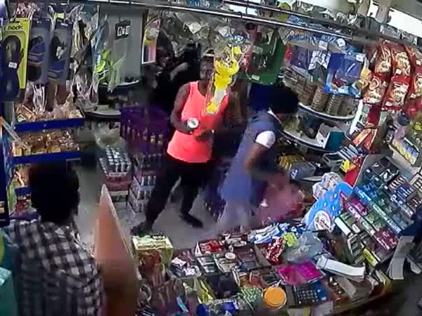 شاهد كيف سرق هؤلاء الصبية سرقة متجر في جدة