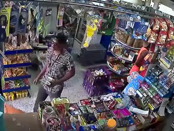 شاهد كيف سرق هؤلاء الصبية سرقة متجر في جدة