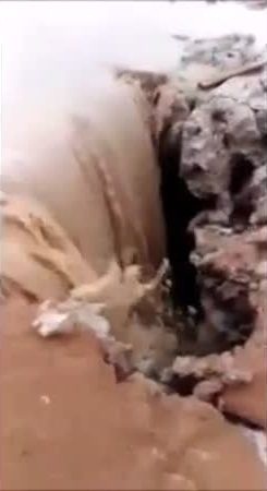 شاهد .. دحل يقع شمال قرية مصدة والسيول تصب به
