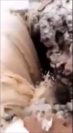 شاهد .. دحل يقع شمال قرية مصدة والسيول تصب به