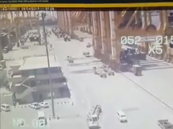 بالفيديو .. حادث اصطدام ووقوع رافعة في ميناء بدبي