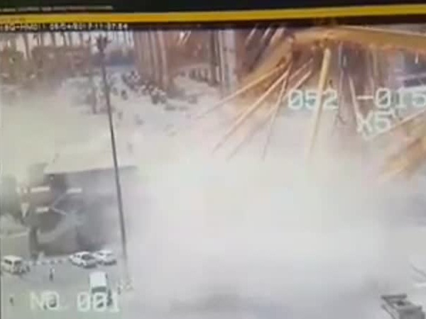 بالفيديو .. حادث اصطدام ووقوع رافعة في ميناء بدبي