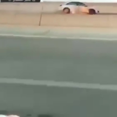 يقود سيارته عكسيًا حتى تحترق .. ورد شرطة القصيم على الحادث .. فيديو