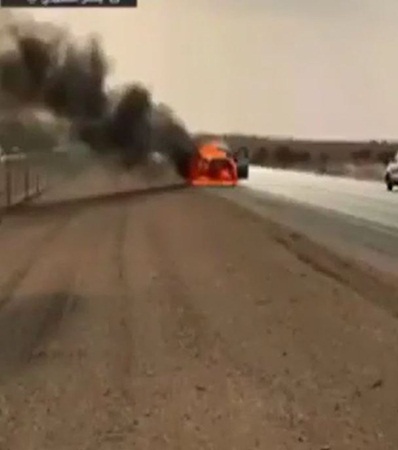 يقود سيارته عكسيًا حتى تحترق .. ورد شرطة القصيم على الحادث .. فيديو