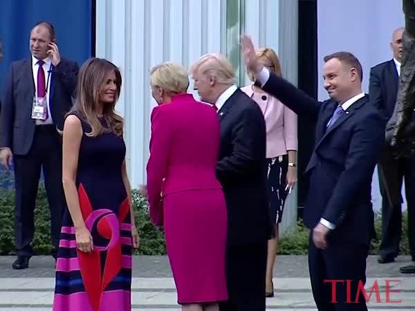 بالفيديو .. ترامب في موقف محرج بسبب مصافحة