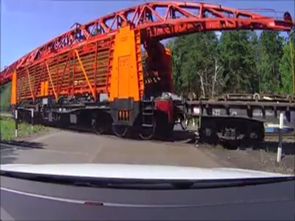 تهور سائق يؤدي إلى وقوع كارثة .. فيديو