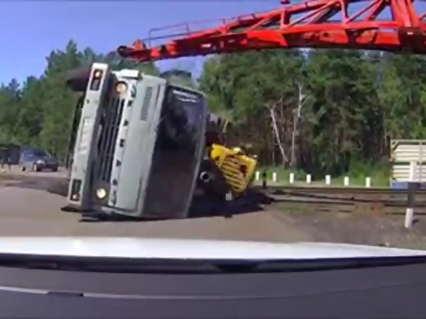 تهور سائق يؤدي إلى وقوع كارثة .. فيديو