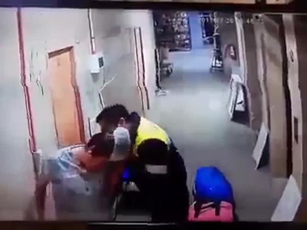 بالفيديو .. ممرض يعتدي بوحشية على مريضة حامل