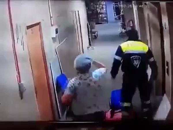 بالفيديو .. ممرض يعتدي بوحشية على مريضة حامل