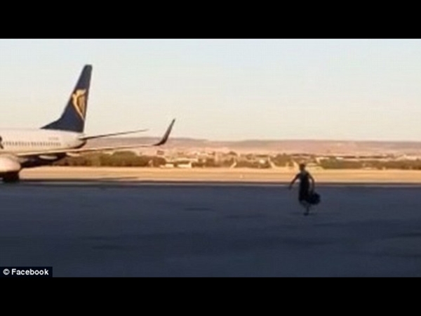 انتظروني .. هكذا صاح هذا الرجل لإيقاف الطائرة فهل نجح في مبتغاه