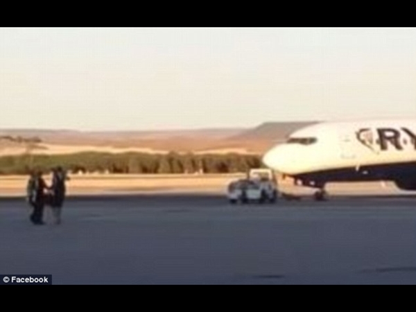 انتظروني .. هكذا صاح هذا الرجل لإيقاف الطائرة فهل نجح في مبتغاه